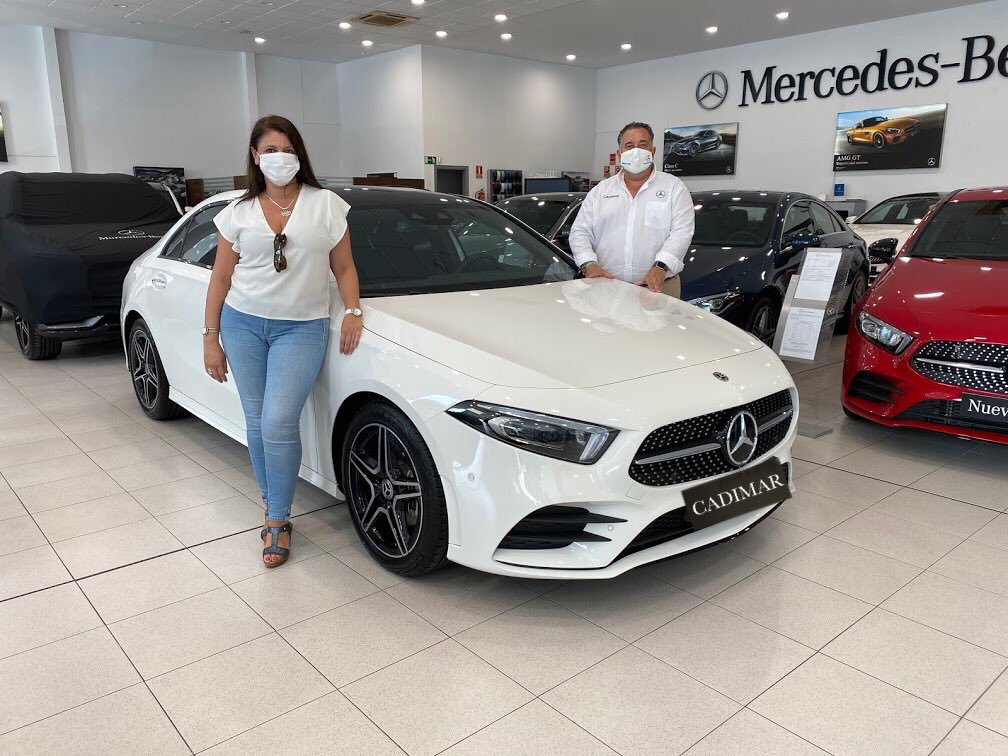 CadimarMercedes's tweet photo. ENTREGA 🚗🔑
Nuestro compañero Juan Carlos Mesa ha hecho entrega de un @MBenzEspana #ClaseA #Sedán #AMG #180d de 116CV 🚀 a Isabel Salas.
En este caso Isabel lo ha elegido con el #PaquetePremiumPlus y el Paquete Night completando su 🆕 🚗 con el máximo equipamiento👌 https://t.co/NdqjxuTqtI