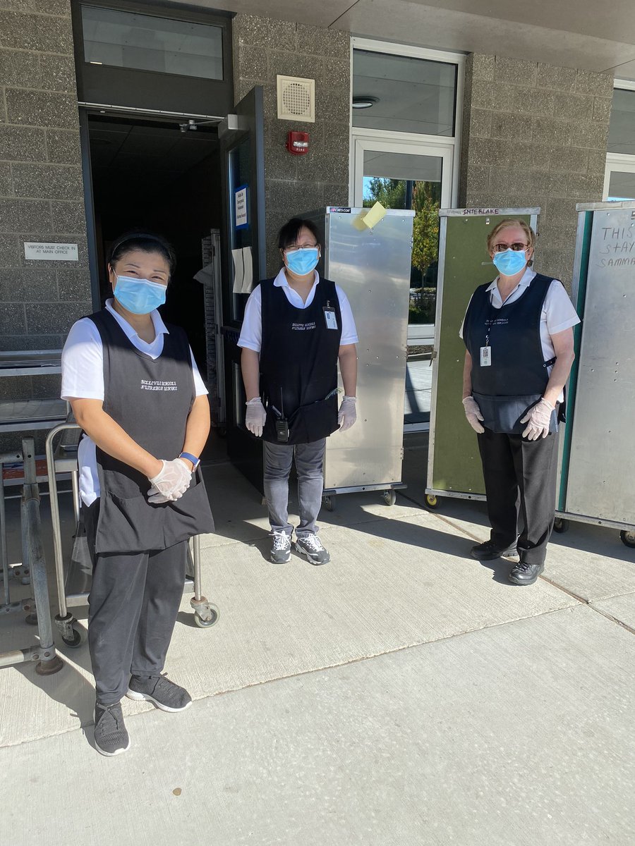 ijduran's tweet photo. Our @TheBSD405 meal pickup program is underway. Grateful @USDA provided us with waivers needed to feed all students who need a meal. Our nutrition services team models our value of service. Thank you! #bsdfirstday https://t.co/4CtWWlbGPY