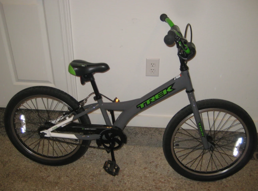 BikeWalkKC's tweet photo. Thieves stole a trailer containing a fleet of youth education bikes education bikes last night. Please keep an eye out for a white 6x12 trailer and grey or orange Trek bikes in sizes 20, 24, and 26 and notify the police if you see them. https://t.co/6yW3nyIFsb