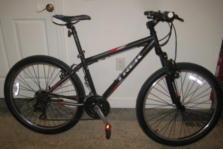 BikeWalkKC's tweet photo. Thieves stole a trailer containing a fleet of youth education bikes education bikes last night. Please keep an eye out for a white 6x12 trailer and grey or orange Trek bikes in sizes 20, 24, and 26 and notify the police if you see them. https://t.co/6yW3nyIFsb