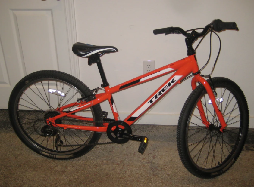 BikeWalkKC's tweet photo. Thieves stole a trailer containing a fleet of youth education bikes education bikes last night. Please keep an eye out for a white 6x12 trailer and grey or orange Trek bikes in sizes 20, 24, and 26 and notify the police if you see them. https://t.co/6yW3nyIFsb