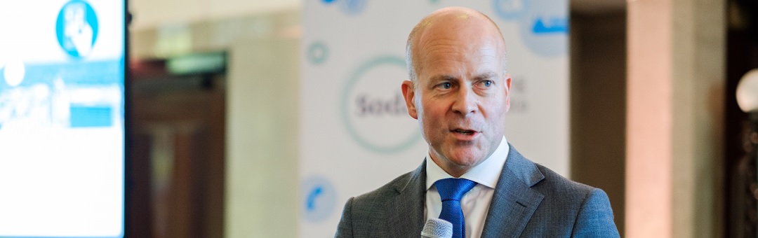 9fornews's tweet photo. Kijk: ook staatssecretaris #Knops (CDA) betrapt op overtreden coronaregels https://t.co/nkucmxpOS3 https://t.co/WM5CSmNHaQ