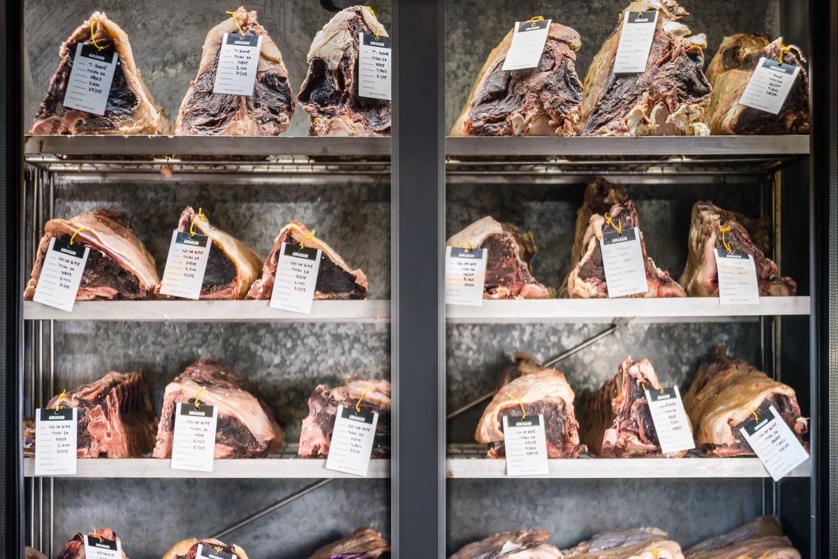 ¡Disfrutá de nuestros mejores cortes de carne madurados en casa!

Conseguilos en nuestro restaurant TAKE AWAY o a través de nuestra tienda online con un 20% de descuento:
wwww.tienda.bodegalostoneles.com