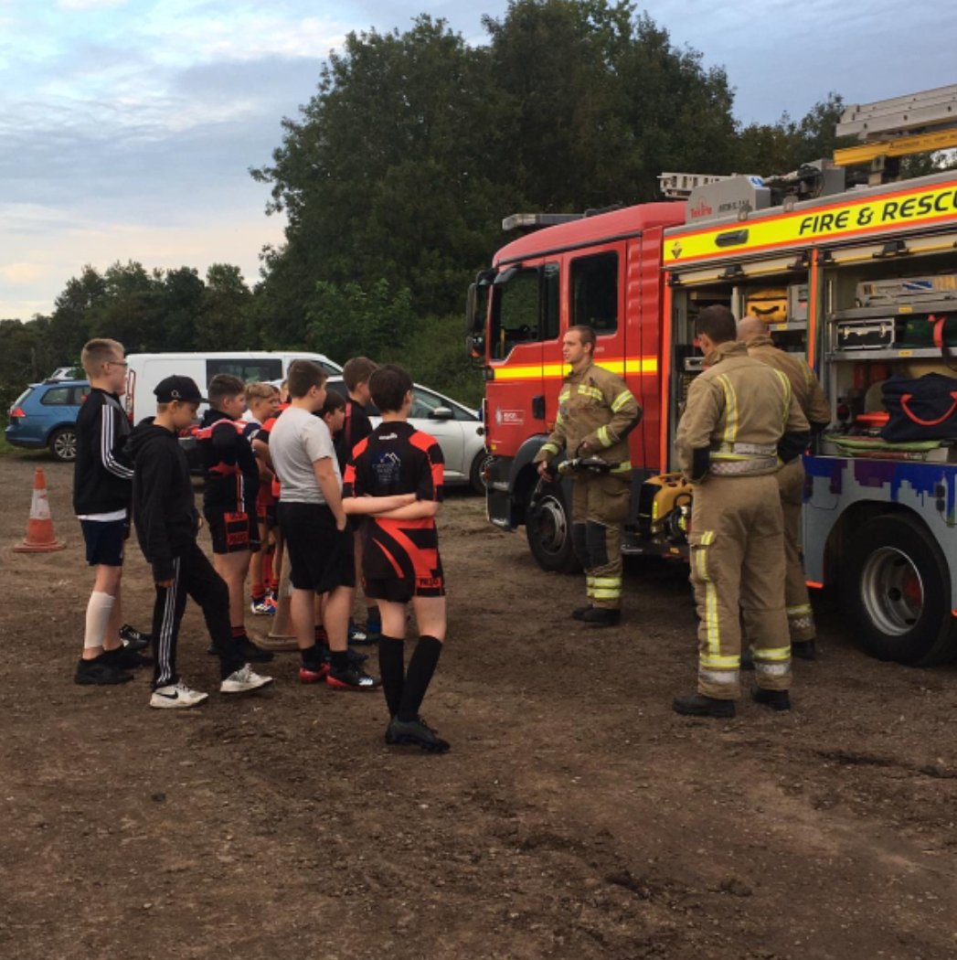 BANES_Fire's tweet photo. Last night #RedWatch had the pleasure of being invited to a 
@OldRedsRFC U13 training session.

The boys put in a fantastic effort in our 'Firefighter Fitness Test' and received some valuable water safety advice. 

#Bath #Avonfire https://t.co/YAby8cNP5L
