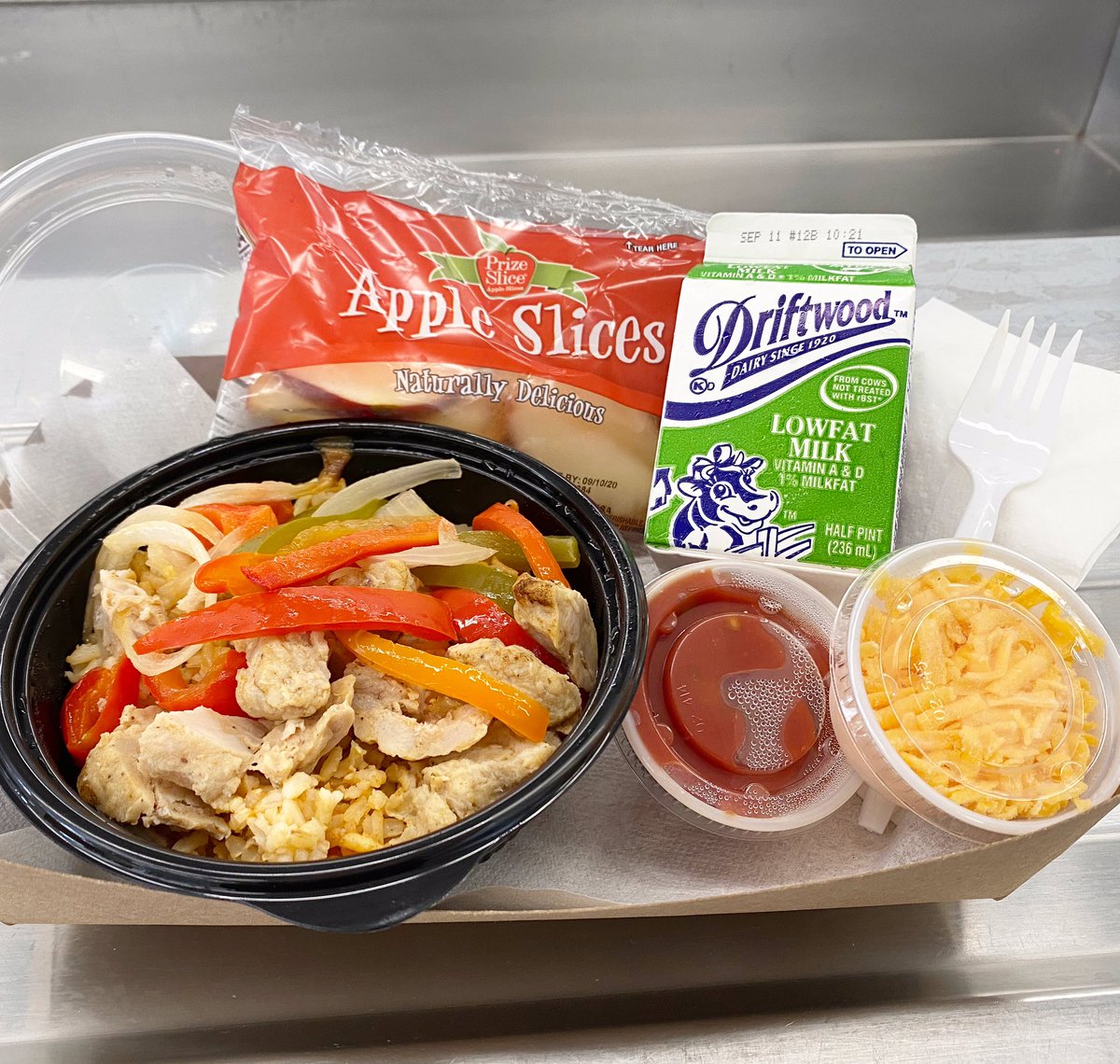 PVFoodServices's tweet photo. If you guessed fajitas yesterday, you were right! Today’s lunch feature is a Chicken Fajita Bowl with Brown Rice. YUM! @pvpschools https://t.co/VhoN5eNS8N
