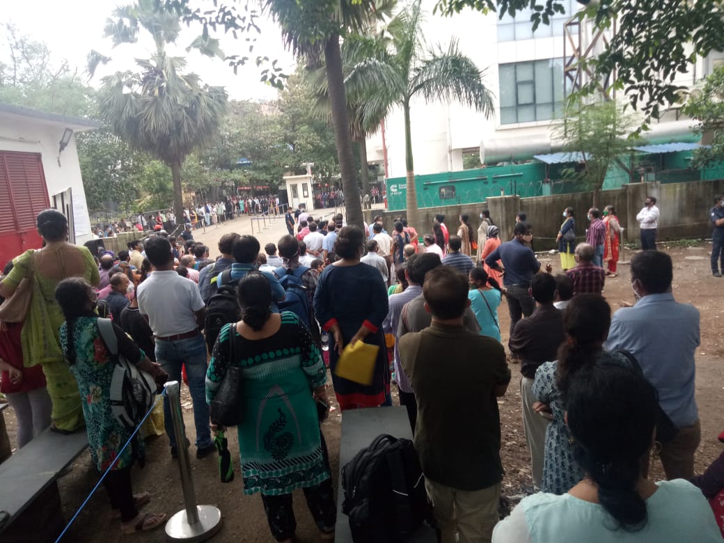 Arth01660529's tweet photo. Today was my JEE paper , it went smooth for  us,, but at the parents side UNSAFE!  Please try to add more  security to maintain their  social distancing. PARENTS NOT FOLLOWING SOCIAL DISTANCING!
@narendramodi @DrRPNishank @RahulGandhi @INCIndia
@OfficeofUT
#JEEFailedPostponeNEET https://t.co/uR5D0GaBWW
