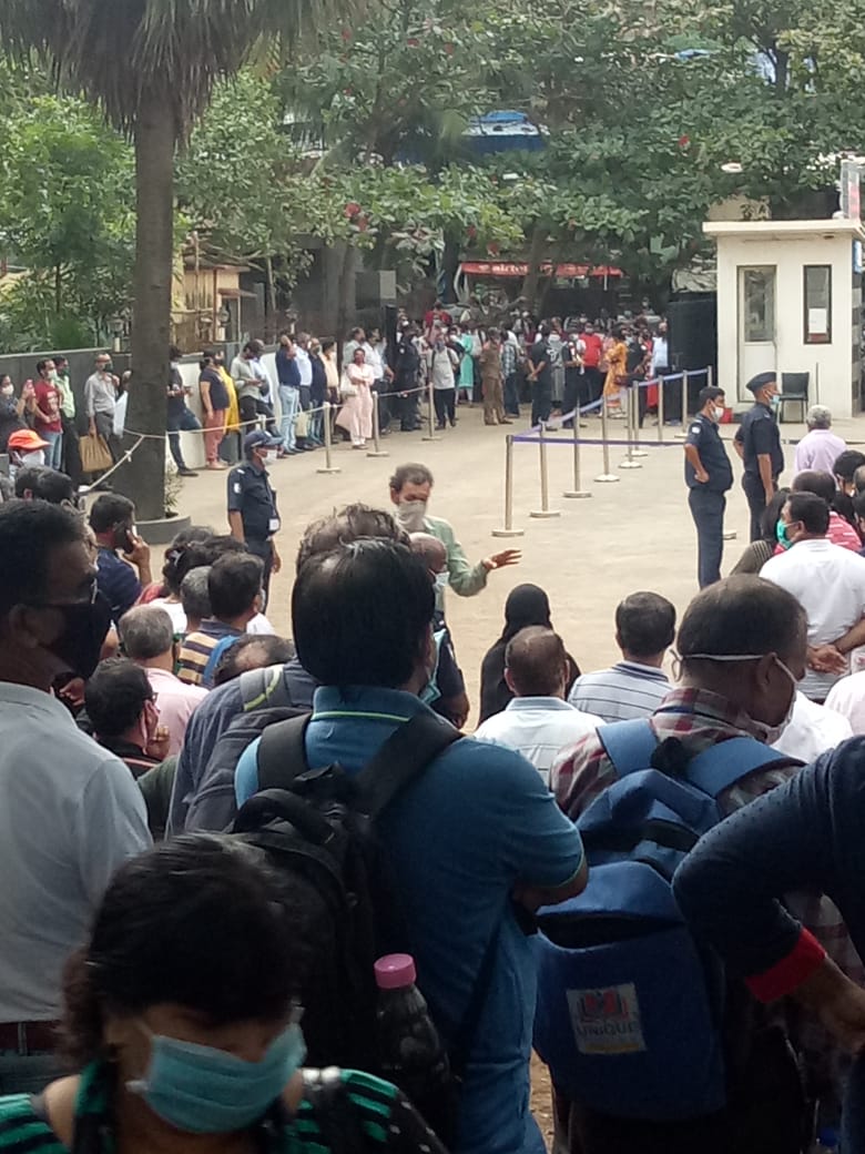 Arth01660529's tweet photo. Today was my JEE paper , it went smooth for  us,, but at the parents side UNSAFE!  Please try to add more  security to maintain their  social distancing. PARENTS NOT FOLLOWING SOCIAL DISTANCING!
@narendramodi @DrRPNishank @RahulGandhi @INCIndia
@OfficeofUT
#JEEFailedPostponeNEET https://t.co/uR5D0GaBWW