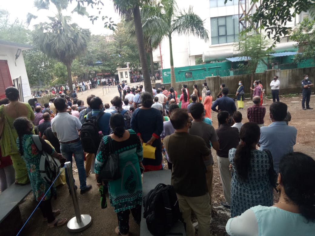 Arth01660529's tweet photo. Today was my JEE paper , it went smooth for  us,, but at the parents side UNSAFE!  Please try to add more  security to maintain their  social distancing. PARENTS NOT FOLLOWING SOCIAL DISTANCING!
@narendramodi @DrRPNishank @RahulGandhi @INCIndia
@OfficeofUT
#JEEFailedPostponeNEET https://t.co/uR5D0GaBWW