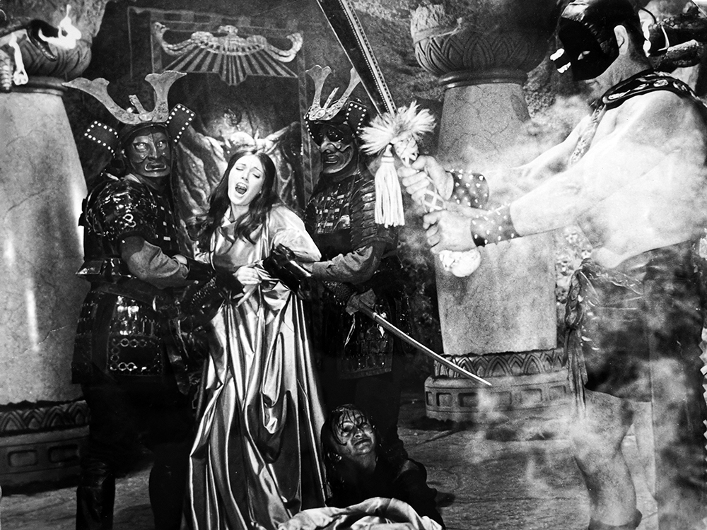 littlekiranshah's tweet photo. Todays #ThrowbackThursday is two images from the film #ThePeopleTheTimeForgot from 1977. My first ever film role. I played #Bolum.
A young (#DarthVader) #DavidProwse as the executioner. #SarahDouglas #MiltonReid #DanaGillespie #DougMcClure
#PatrickWayne Directed by #KevinConner https://t.co/tglplTuUjP
