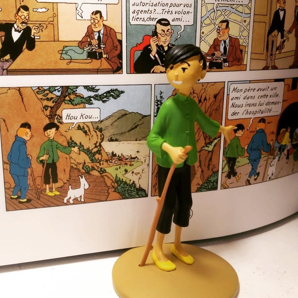 tintinshopbcn's tweet photo. ¡Ya nos ha llegado la nueva resina de Tchang, uno de los mejores amigos de Tintín!😍

La figura se inspira en el momento en que Tchang le indica el camino a Tintín en 'El loto azul'. 🌏

https://t.co/7PQvr8B56J 

#Tintin #Tchang #ElLotoAzul https://t.co/Gt6yPOf5xr