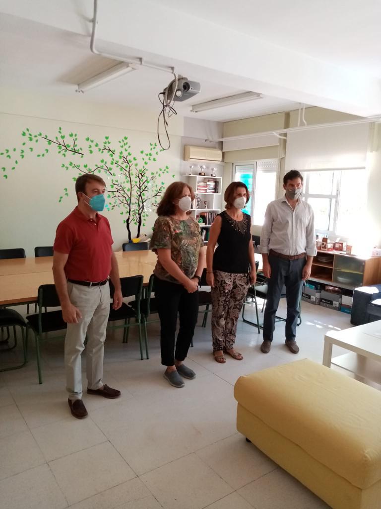 jmorenogarcia's tweet photo. Hoy he agradecido a Sonia, hasta hoy directora del colegio Aldebarán, sus casi 30 años de trabajo dedicados a la educación de los niños tricantinos. También he felicitado a la nueva directora. ¡¡Mucho ánimo!! #Ayuntamiento3C #educación https://t.co/gBDMDl91RE