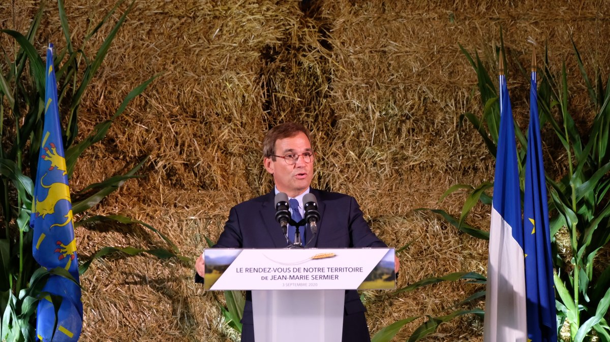 jmsermier's tweet photo. Nous venons de l'annoncer devant 500 personnes réunies dans une exploitation agricole à Champdivers dans le Jura, en présence de @ChJacob77  et de très nombreux élus. https://t.co/KA1zmUlDeO