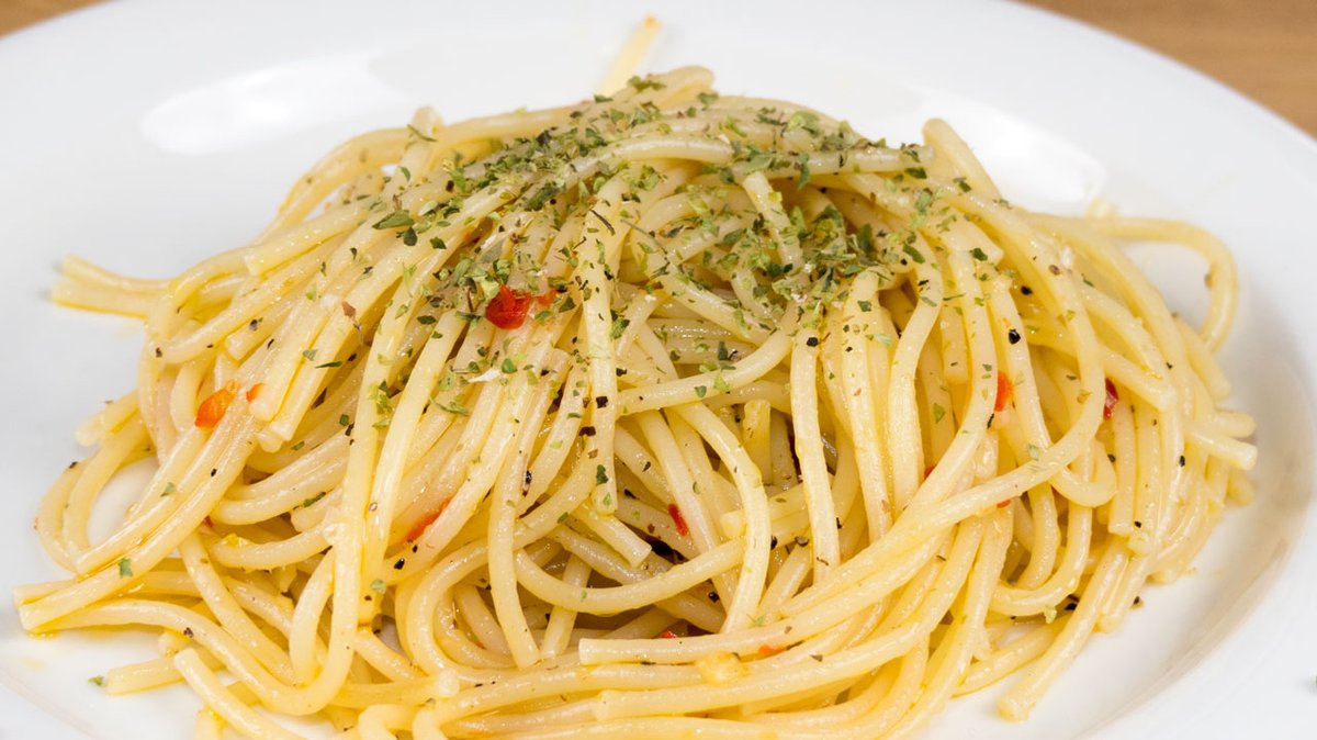 hideoutcooking's tweet photo. A quick and easy Vegan meal to make, Spaghetti with garlic and olive oil https://t.co/8C7bli0lBD takes less than 30 minutes from start to finish #vegan #food #dinner https://t.co/kLrUWyaB65