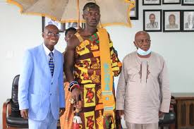  https://citinewsroom.com/2020/06/minerals-commission-board-chairman-receives-gold-star-order-leadership-excellence-award/amp/?__twitter_impression=trueIn this Citifm story is a chief or somebody that dresses like one. You can see him with Kabutey too and in videos of Dr Fordjour. Not sure what his connection to the award is, but his presence cannot be missed.