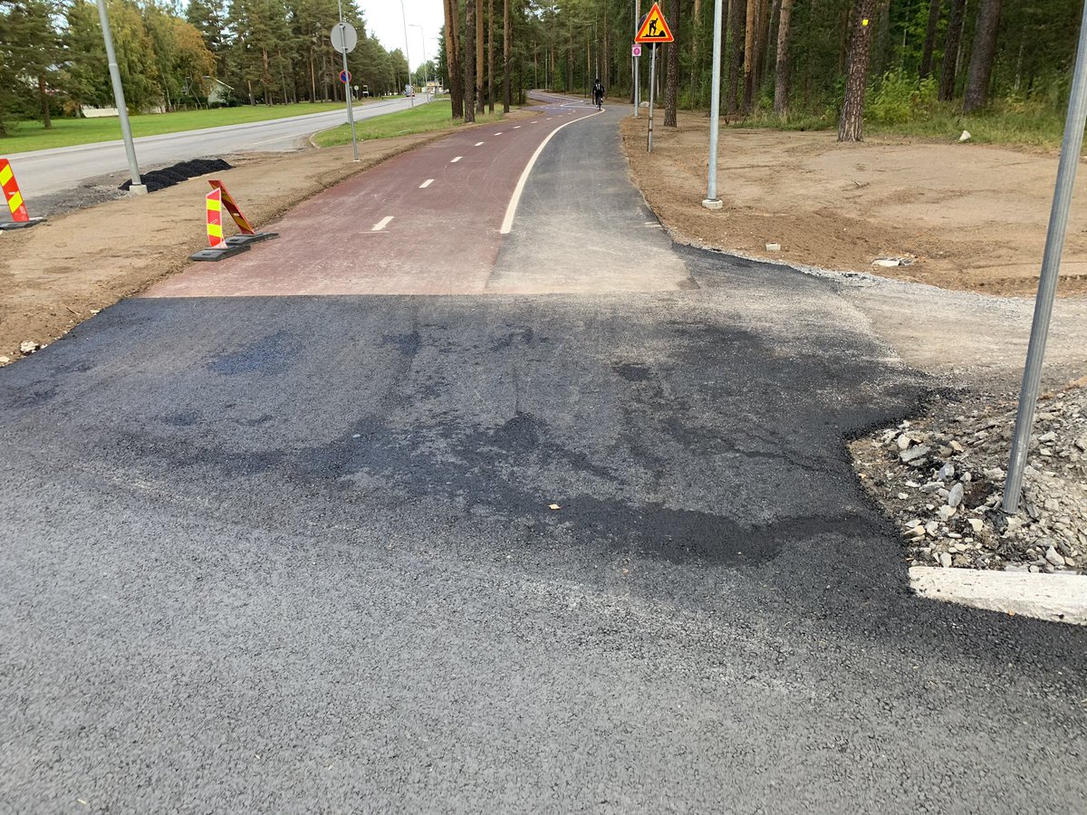 Lopuksi vielä päivän posit eli hyvät onnistumiset. Pyörätien ja ajoradan saumakohtaan tulee yleensä töksäytys koska kahden eri korkotason taite osuu eri massalaatujen saumakohtaan. Tässä pilotoitiin ratkaisua jossa ajoradan asfalttia vedetään pari metriä pyörätien suuntaan.