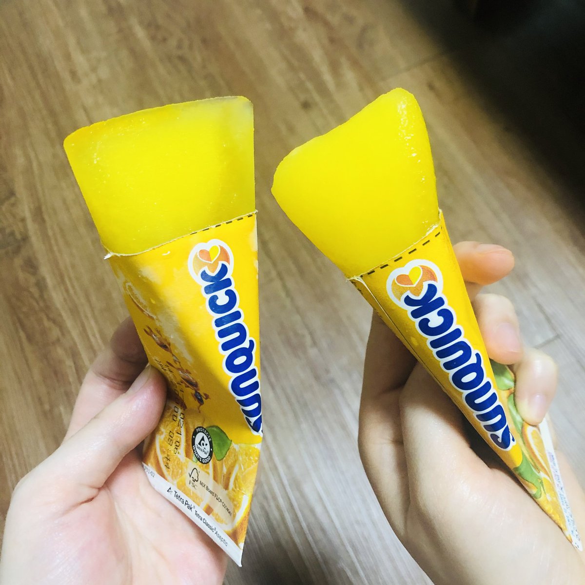 TikTok_20's tweet photo. 얼려 먹는 쥬스, 썬퀵(SUNQUICK)
가격대가 좀 있지만 정말 맛있어서 잘 샀다고 생각한 간식 중 하나. 아직 오렌지맛 밖에 못 먹어봤는데 다른 맛도 도전해보고 싶다. https://t.co/AspjzgY2lH