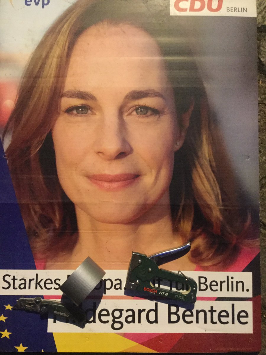 Johannes Kraft (@johkraft) on Twitter photo Europa ist übrigens auch: wenn einer Mutter mit Kleinkind das Panoramadach des 530i bricht, mit in Spanien hergestelltem Gaffatape, dt. Werkzeug und den richtigen (abgenommenen) Plakaten der EVP die 450km lange Weiterfahrt in die Heimat nach Polen gesichert wird. <a href="/hildebentele/">Hildegard Bentele</a> Europa ist übrigens auch: wenn einer Mutter mit Kleinkind das Panoramadach des 530i bricht, mit in Spanien hergestelltem Gaffatape, dt. Werkzeug und den richtigen (abgenommenen) Plakaten der EVP die 450km lange Weiterfahrt in die Heimat nach Polen gesichert wird. <a href="/hildebentele/">Hildegard Bentele</a>