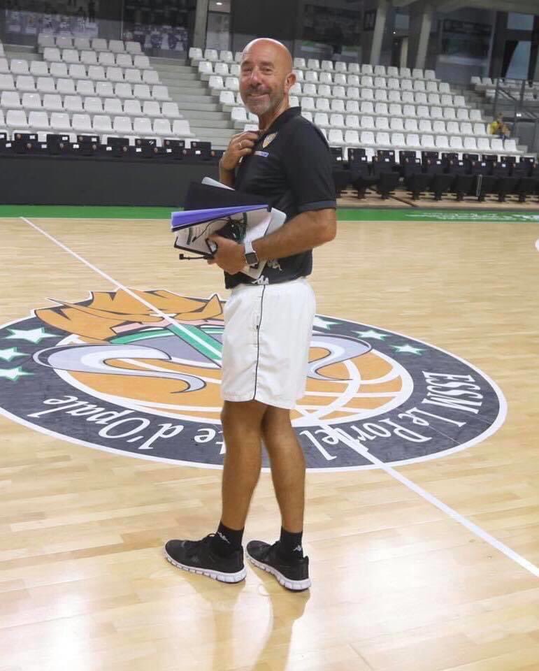 ESSMbasket's tweet photo. 😷 Malgré le respect du protocole strict de l’#ARS que s’impose tout le groupe de l'ESSM, notre coach a été en contact avec une personne positive au Covid19.
Testé négatif, Éric a cependant préféré laisser le groupe à ses adjoints J. #Perigois &amp; M. #Happio ce week-end d'IBIS Cup. https://t.co/YZOgfnZzBw