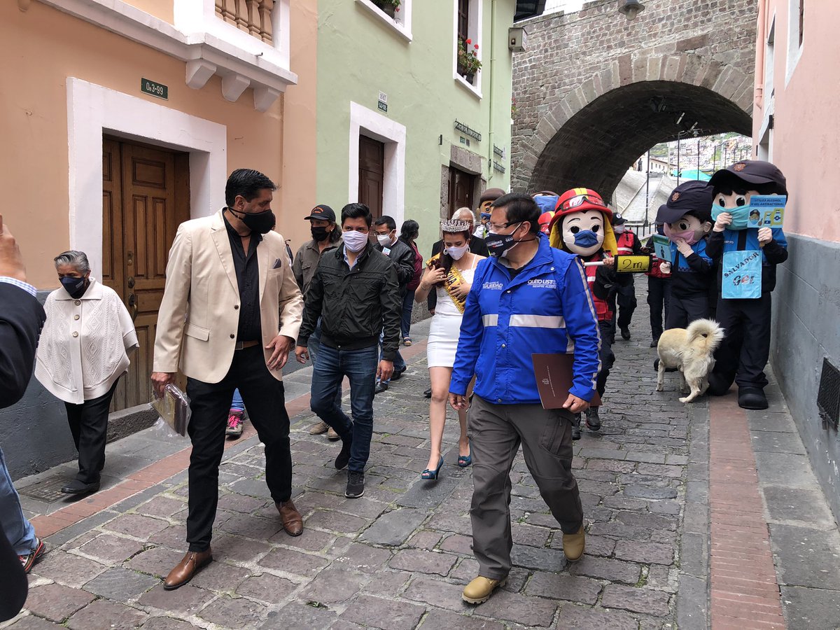 Cesar_DiazA's tweet photo. Entregamos hoy a los vecinos de La Ronda cuatro sistemas de alarmas comunitarias para reforzar la seguridad en este tradicional y turístico sector del Centro Histórico #QuitoSeguroOtraVez @LoroHomero https://t.co/ioQT1X90Q0