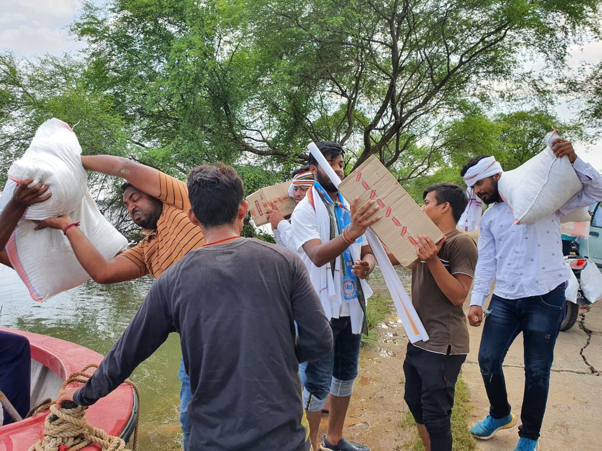 dcc_balasore's tweet photo. Relief distribution by Odisha Pradesh Nsui in different flood affected areas of Tigiria Block(Cuttack District) under the leadership of  Aditya Preetam Das. @Aditya_NSUI_08 @Neerajkundan @guptar @NPatnaikOdisha @AdityaSharmaINC @JitendraSAlwar @NavjyotiPatnaik https://t.co/vxq7PTSKAh