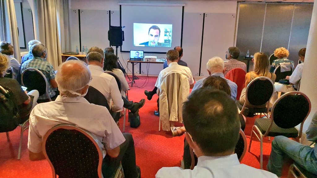 Renaissance_38's tweet photo. Après enseignants et élèves, c'est au tour des adhérents #LaREM38 de faire leur rentrée!
👉 Une belle assemblée, conciliant retrouvailles et précautions sanitaires, pour évoquer avec @OlivierSIX les enjeux des mois à venir. https://t.co/nKNchHaoFR