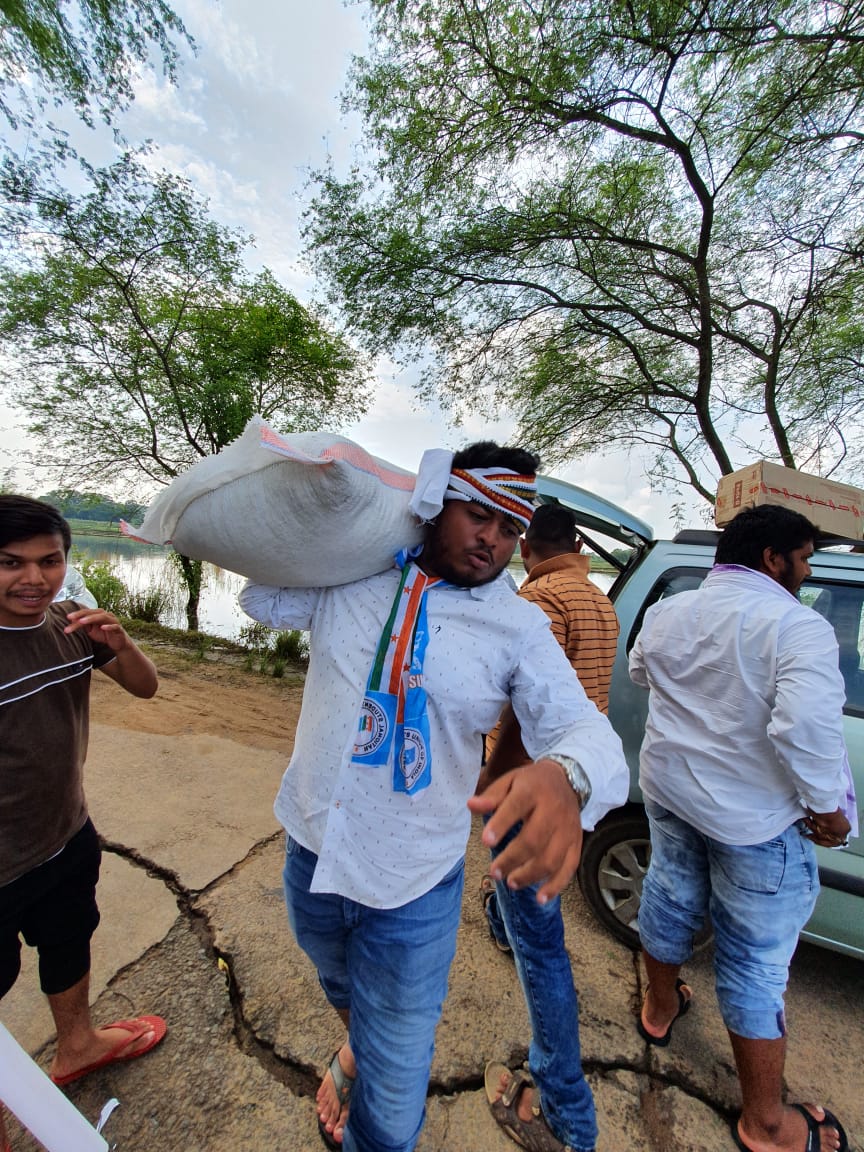 NSUI_Balasore's tweet photo. Relief distribution by Odisha Pradesh Nsui in different flood affected areas of Tigiria Block (Cuttack District) under the leadership of  Aditya Preetam Das. @Aditya_NSUI_08 @Neerajkundan @guptar @NPatnaikOdisha @AdityaSharmaINC @JitendraSAlwar @NavjyotiPatnaik https://t.co/YHiPeHsrUq