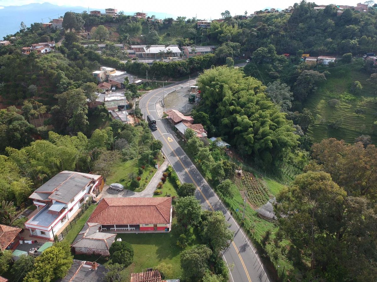 orozco_angela's tweet photo. Gracias a infraestructura de alto nivel y promoción de #SeguridadVial entre usuarios de la vía que comprende tramos entre Primavera-La Pintada, La Pintada-Bolombolo, el proyecto Pacífico 2 a cargo de @ANI_Colombia, es la primera 4G en recibir certificación ISO en seguridad vial https://t.co/KSg8mVUIOJ