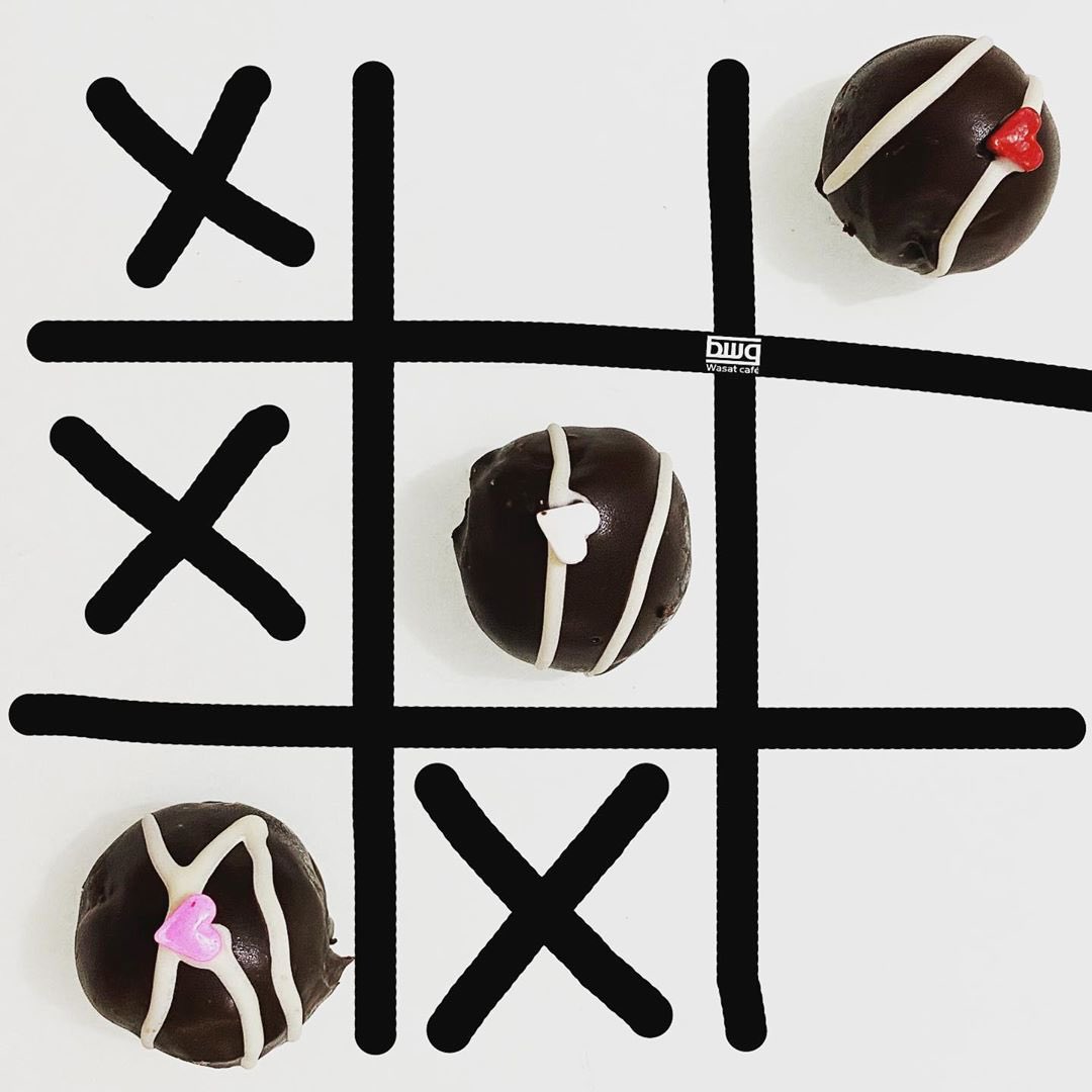 WasatCafe's tweet photo. يوم الخميس يعني لمة احباب 🥰، والعاب وافلام 🎮🎲🎬، واحنا لعبنا على طريقتنا بكرات الريد فيلفيت 😆 فـ
WasatCafe always wins😎 
هـــبـي ويــكــنــد 💛 #خيرها_بأوسطها #قهوة_وسط #خليك_بالوسط #وسط_كافيه #العراق #بغداد https://t.co/Fa0nUyd8pe