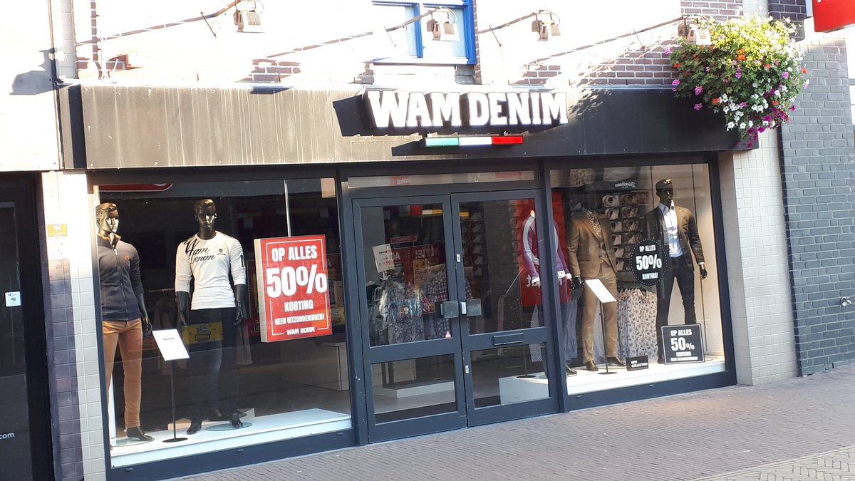 WimRuesink's tweet photo. Toch frappant hoe men in het winkelcentrum van Winterswijk leeg gekomen panden ,zelfs nu ,snel weer weet te vullen. Landelijke winkelketens zien Winterswijks winkelcentrum duidelijk zitten, zoals deze twee nieuwkomers die de Achterhoekse grensplaats verkiezen voor een filiaal. https://t.co/JJVRp3hhxy
