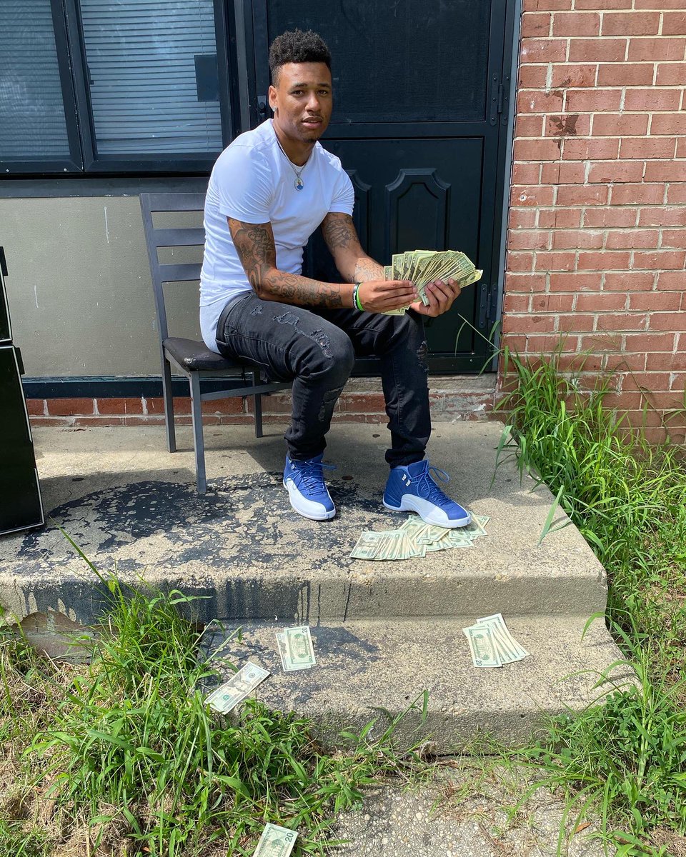 ktate_0's tweet photo. Ballin 🤑, Callin 📞, I heard these Ni****, Out here Stalling 🤷🏽‍♂️😂 #NoCap🧢 #EB4Life❤️ #FreeMyCuzzin🔓 https://t.co/pmKb2v4o9l