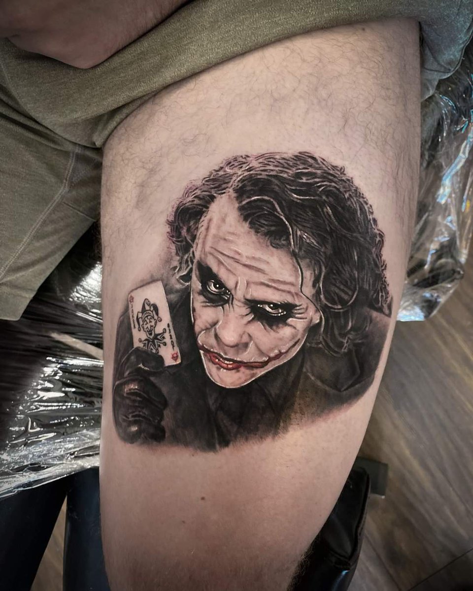 inksurgerytat2's tweet photo. Joker smash on Rich, his first tattoo! Sat like a rock, not a cock, good lad #joker #Batman #HeathLedger #tattoo #dccomics @SullenClothing @BarberDts @SilverbackInk @DCComics @Richywilliams7 https://t.co/dfX2NJ7N4R