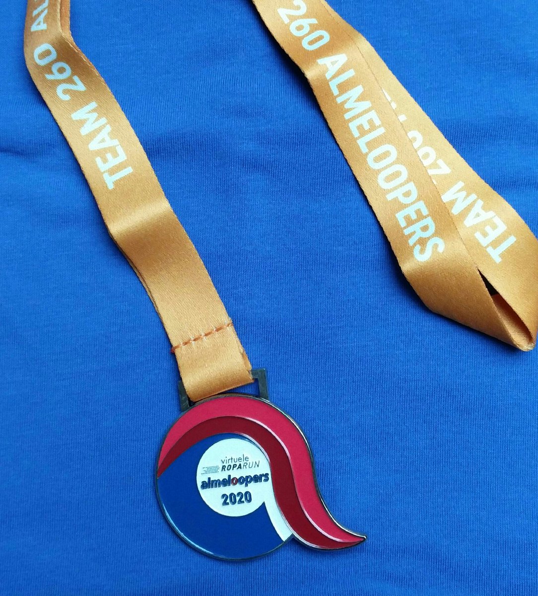 Yes, Agnes en ik hebben onze medaille voor de <a href="/Almeloopers/">Almeloopers</a> Virtuele Roparun 2020 ontvangen. Dank jullie wel Almeloopers. <a href="/Stg_Roparun/">Stichting Roparun</a> 
Wie volgt ons? Inschrijven kan nog tot en met 30 oktober!! 
almeloopers.nl/virtuele-ropar…