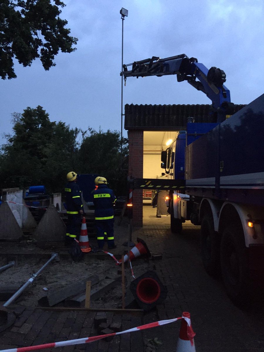 THW_Leer's tweet photo. Unsere #Fachgruppe #Wassergefahren hat vergangenen Freitag am und mit dem #Ladekran gearbeitet. Ein weiterer Trupp hat sich um die Materialpflege und die Einsatzbereitschaft des Materials gekümmert. Am morgigen #Freitag geht es weiter 💪 Um 19 Uhr beginnt unser #Dienstabend. https://t.co/6vZ7kmoeXL