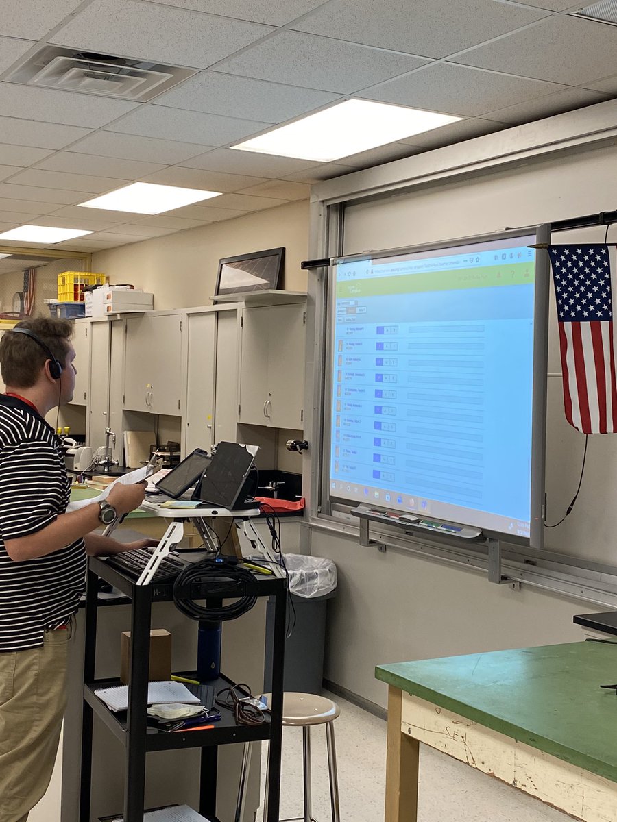 drasmussen43's tweet photo. Shout out to all of our teachers who are taking multi-tasking to another level! Managing attendance, toggling between apps and platforms, checking hand raising icons, monitoring the chat for questions, checking for understanding, any many others! #BulldogRemoteLearning https://t.co/vDV6nnUwjV