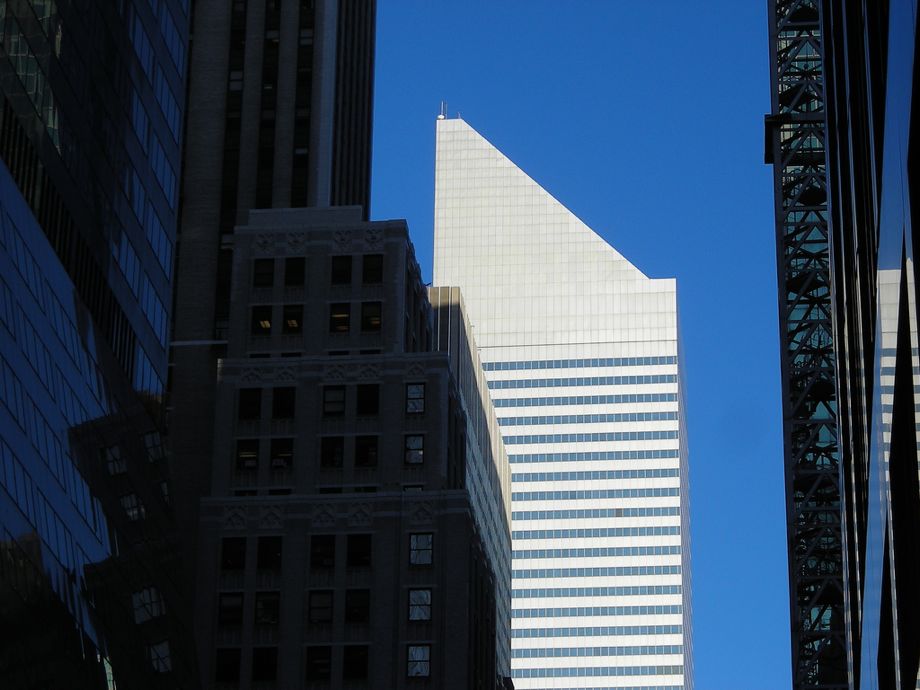 En el 601 de Lexington, entre la calle 53 y la 3ª Avenida se levanta el edificio de Citigroup. Se inauguró en 1977 y es uno de los rascacielos más reconocibles de Manhattan debido a su peculiar cubierta inclinada.