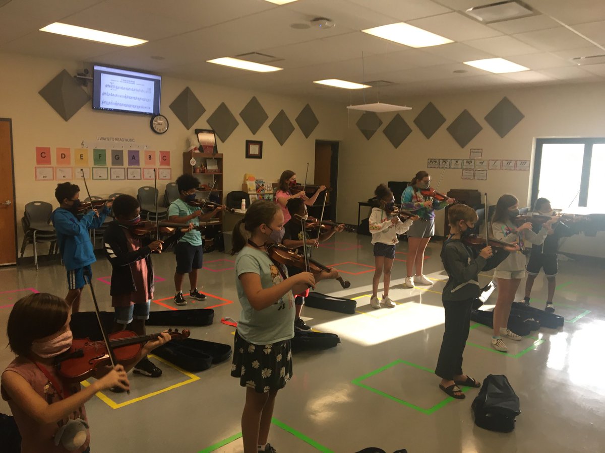 Wallace_SIA's tweet photo. 5th grade working in small groups. They have shown so much growth! We can not wait for our virtual informances in the future! https://t.co/AELuR0F4Hm