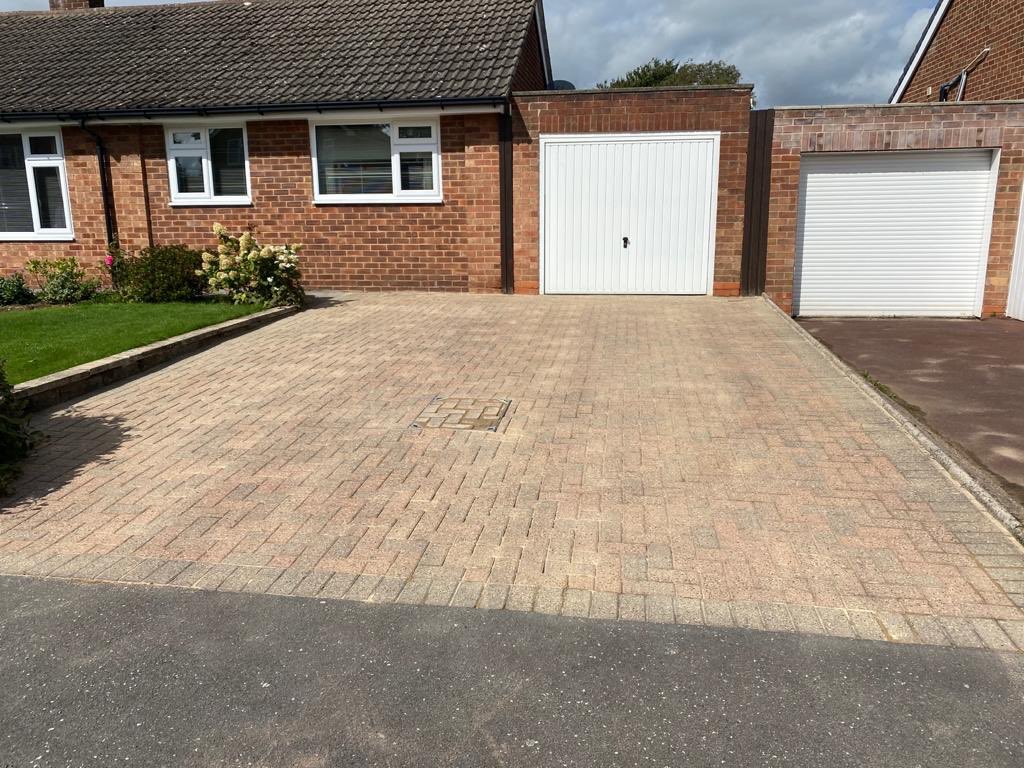 GleamOutdoor's tweet photo. Before &amp; after photographs of driveway, pressure washed today in Mickleover. https://t.co/eYaFkZ783Q