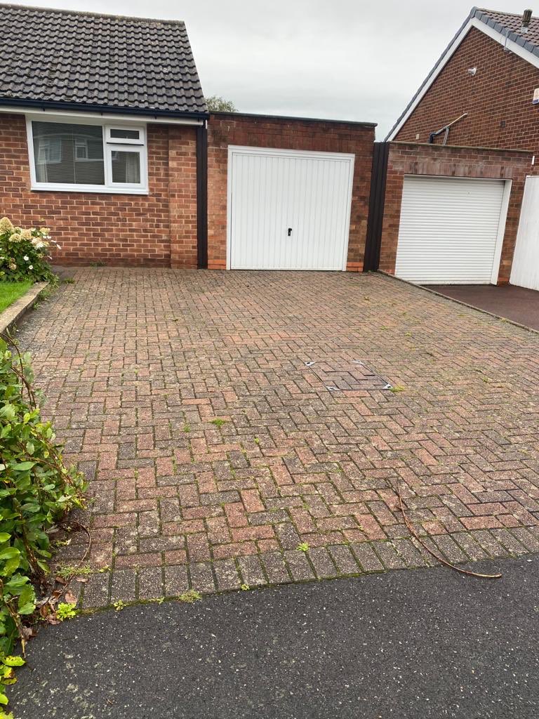 GleamOutdoor's tweet photo. Before &amp; after photographs of driveway, pressure washed today in Mickleover. https://t.co/eYaFkZ783Q