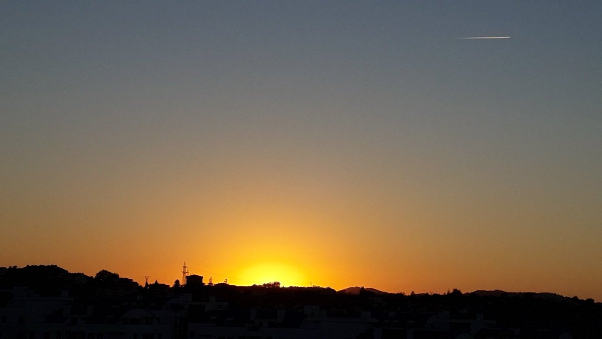Apez140's tweet photo. El Sol ya se puso Mundo, Rojos Colores visten el Horizonte de nuestra Ensenada,
Solitaria estela de artificial #Vuelo lo acompaña mientras comienza la Hora entre horas,
Ésa Mágica, que a la Noche, precede.
Y que Seáis Muy Felices en Ella Amig@s,
Mi Hada y yo Os Deseamos..🧚‍♂️😎 https://t.co/OAh5ZDuC55