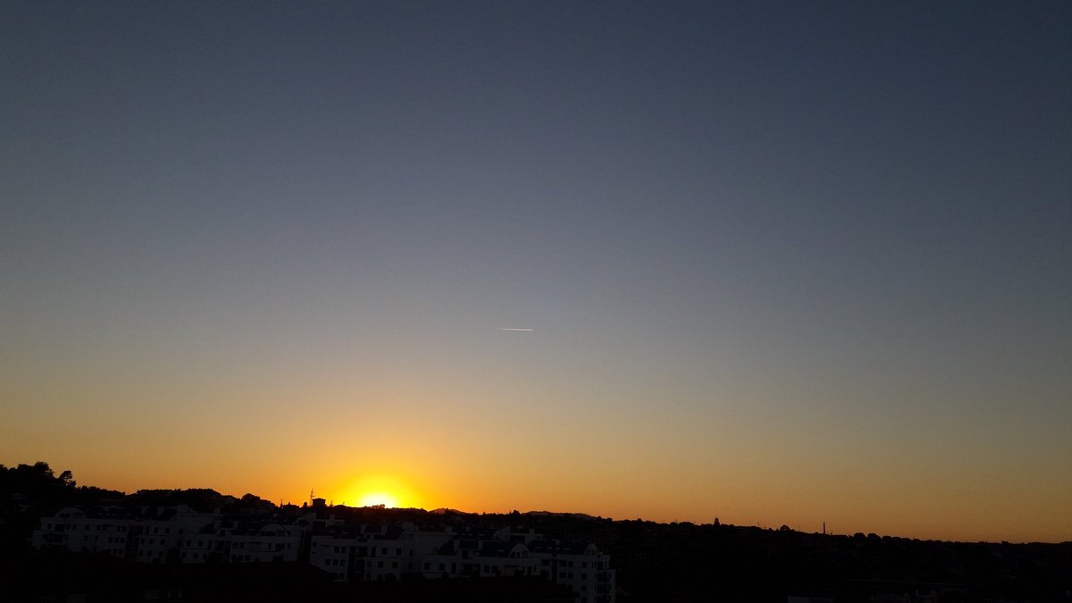 Apez140's tweet photo. El Sol ya se puso Mundo, Rojos Colores visten el Horizonte de nuestra Ensenada,
Solitaria estela de artificial #Vuelo lo acompaña mientras comienza la Hora entre horas,
Ésa Mágica, que a la Noche, precede.
Y que Seáis Muy Felices en Ella Amig@s,
Mi Hada y yo Os Deseamos..🧚‍♂️😎 https://t.co/OAh5ZDuC55