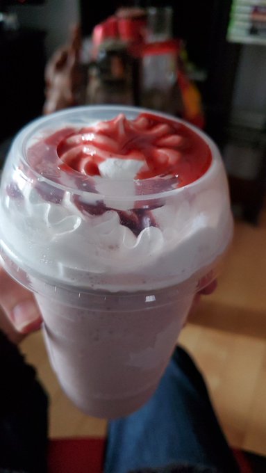 I love getting all my frosting outside my drink thanks #TimHortons https://t.co/MiqR2StS5w<a href="/tag/timhortons"class="tags"><span>#timhortons</span></a>