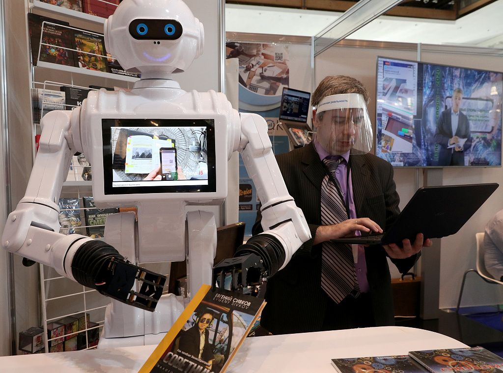 cgtnenespanol's tweet photo. La Feria Internacional del Libro de #Moscú se lleva a cabo del 2 al 6 de septiembre de 2020 en el céntrico pabellón expositivo #Manezh de Moscú, #Rusia. Por primera vez, la feria se realiza simultáneamente tanto de manera online como de manera presencial. #coronavirus https://t.co/GHNYyuesJX