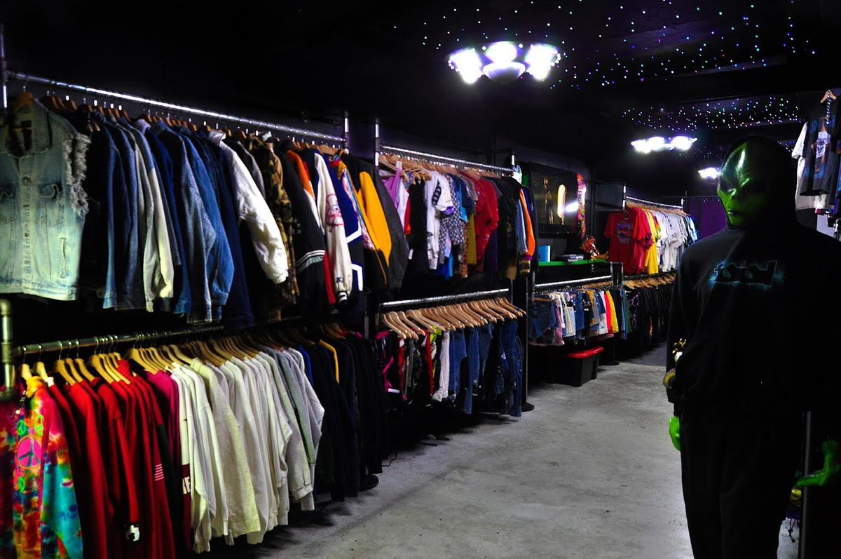 YPHoustonTX's tweet photo. Vintage Clothing Store That Ensures Your Look Will Be Out Of This World

Area 52 sells some of the hottest vintage, streetwear (Supreme, Bape, Palace,Vlone, Astroworld merch) &amp; Sneakers for some of the most affordable prices in Houston

1802 Yale St STE F

https://t.co/aiscCTWnyA https://t.co/7jrCwWqi9k