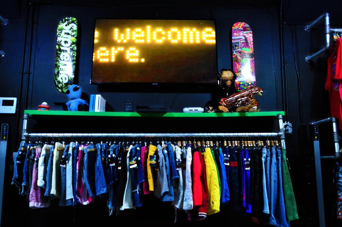 YPHoustonTX's tweet photo. Vintage Clothing Store That Ensures Your Look Will Be Out Of This World

Area 52 sells some of the hottest vintage, streetwear (Supreme, Bape, Palace,Vlone, Astroworld merch) &amp; Sneakers for some of the most affordable prices in Houston

1802 Yale St STE F

https://t.co/aiscCTWnyA https://t.co/7jrCwWqi9k