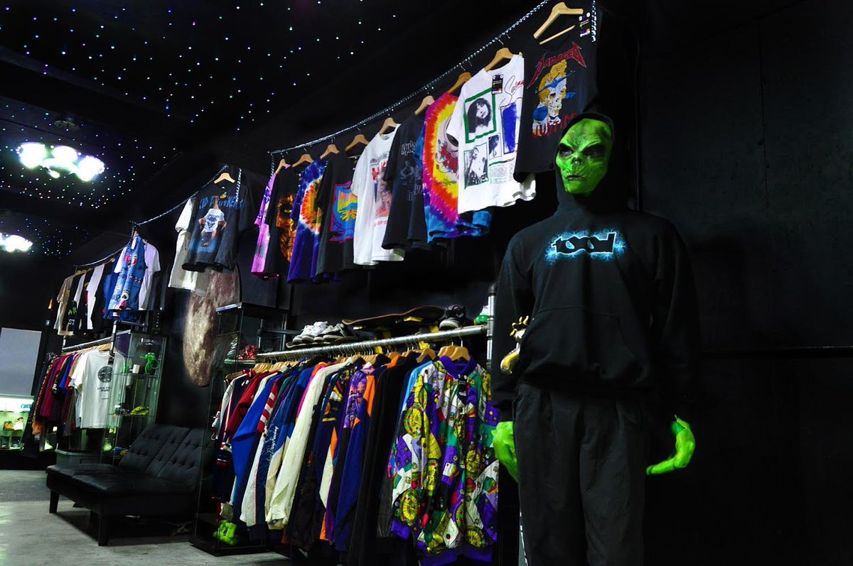 YPHoustonTX's tweet photo. Vintage Clothing Store That Ensures Your Look Will Be Out Of This World

Area 52 sells some of the hottest vintage, streetwear (Supreme, Bape, Palace,Vlone, Astroworld merch) &amp; Sneakers for some of the most affordable prices in Houston

1802 Yale St STE F

https://t.co/aiscCTWnyA https://t.co/7jrCwWqi9k