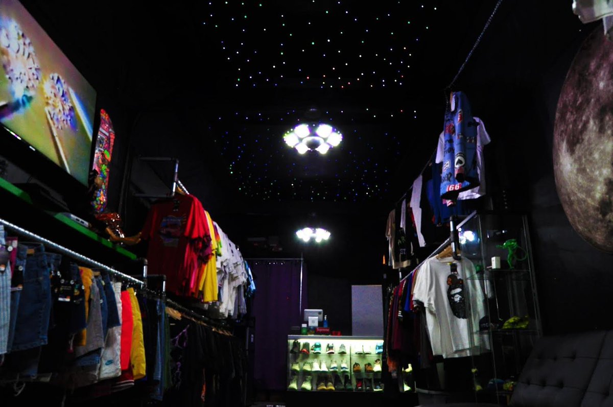 YPHoustonTX's tweet photo. Vintage Clothing Store That Ensures Your Look Will Be Out Of This World

Area 52 sells some of the hottest vintage, streetwear (Supreme, Bape, Palace,Vlone, Astroworld merch) &amp; Sneakers for some of the most affordable prices in Houston

1802 Yale St STE F

https://t.co/aiscCTWnyA https://t.co/7jrCwWqi9k