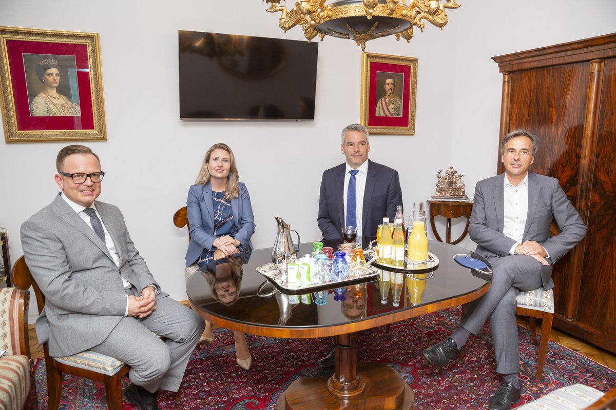 ElieRosen's tweet image. Bundesminister @karlnehammer, Bundesministerin @susanneraab_at, Bürgermeister @siegfriednagl heute bei Präsident @elierosen für mehr Sicherheit für die @JewishCommGraz Jüdische Gemeinde Graz. Konkrete Taten folgen klaren Worten. Danke #Antisemitismus #Graz