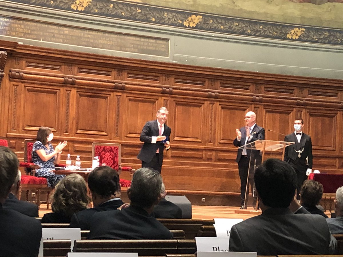 DG_CIUP's tweet photo. Belle cérémonie de départ de @GillesPecout en Sorbonne. Je l’ai remercié pour son soutien sans faille à la @ciup_fr ces 4 dernières années. Plein succès dans ses nouvelles fonctions d’ambassadeur de France en Autriche et bienvenue à son successeur Christophe Kerrero. https://t.co/7cS7enqHTG