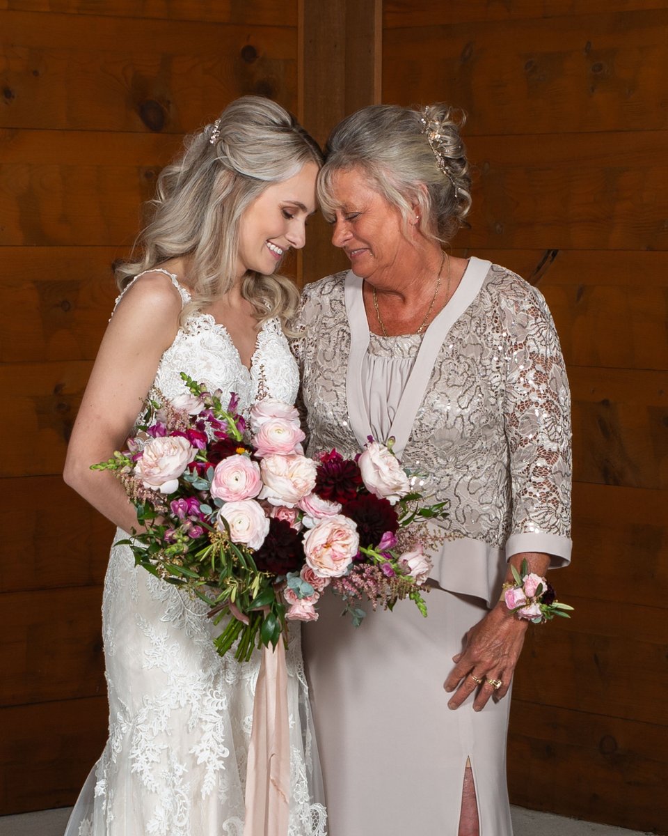 EngagedIndiana's tweet photo. Dimensions Photography Indianapolis Wedding and family Photographer captured this beautiful moment. β₯οΈπ°ππ
#engagedindiana
#engagedindy
#indianaweddings
#indianapolisbride
#indianaweddingexpos
#indianapolisbrideexpo
#indyweddingshows
#dimensionsphotography https://t.co/dmA1muSOe1