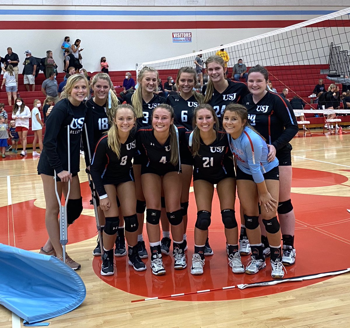 The LB train is back on track!   USJ defeats Trinity tonight 3-0 (25-11, 26-24, 25-17).   Fun crowd.   Great points.   #theU <a href="/JSWriterMichael/">Michael Odom</a> <a href="/USJAthletics/">USJ Bruins Athletics</a>